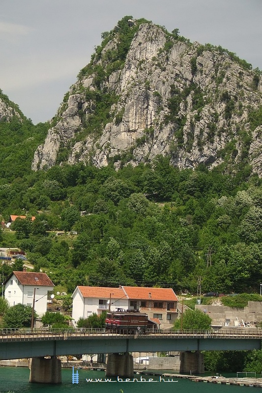 The ŽFBH 441 307 in the Neretva-valley photo