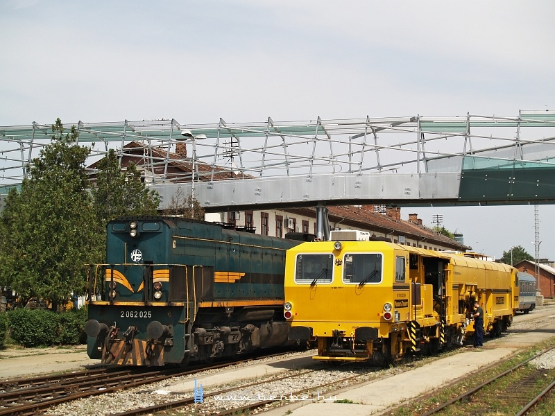 The 2 062 025 and a tampering machine at Osijek photo