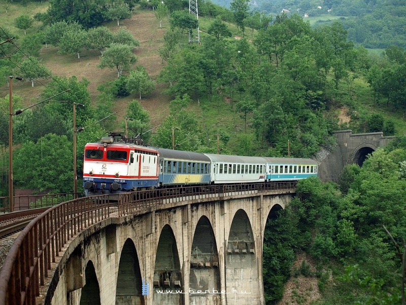 441-910 a Zgrb-Ploče gyorsvonattal a nagy visszafordt viadukton (409 mter a tenger szintje fltt) fot