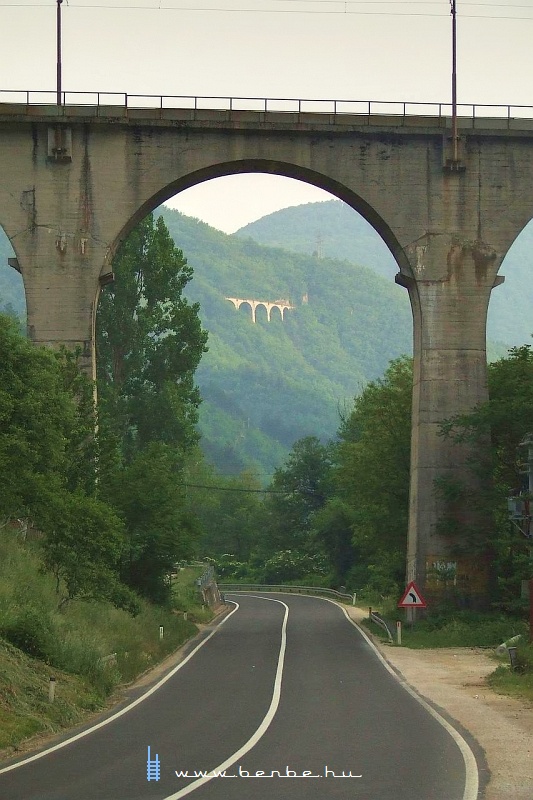A Nagy Visszafordt-viadukt s az Ovčari lloms vltit tart viadukt fot