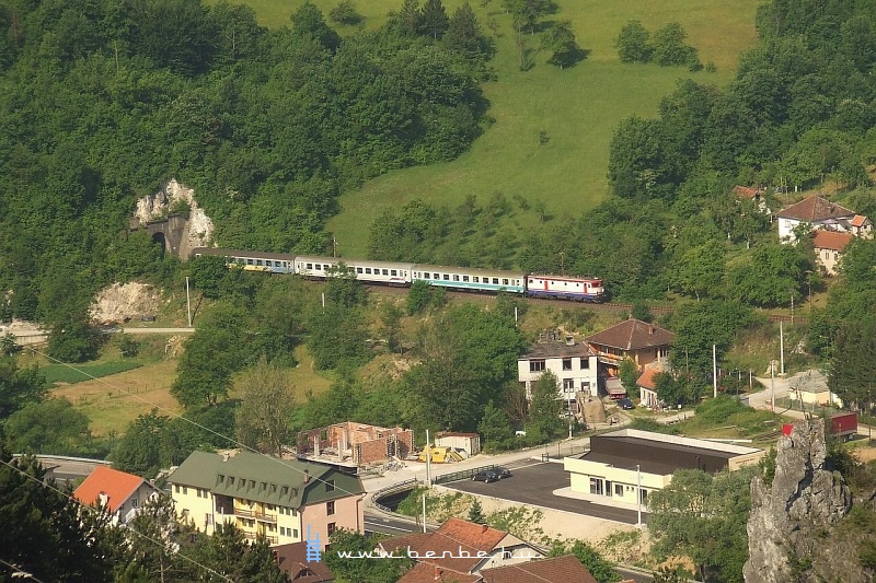 441-909 elhagyja a Konjic fltti els alagutat fot