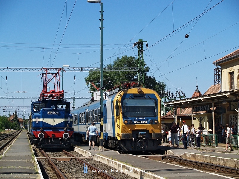 Ez a személy várt a mi érkezésünkre Csomádon, szerencsére nem késettük meg, így gond nélkül továbbmehetett, hogy keresztezzen a Budapest felé tartó személlyel Őrbottyánban. kép V42 527 és BDVmot 003 Veresegyházon fotó