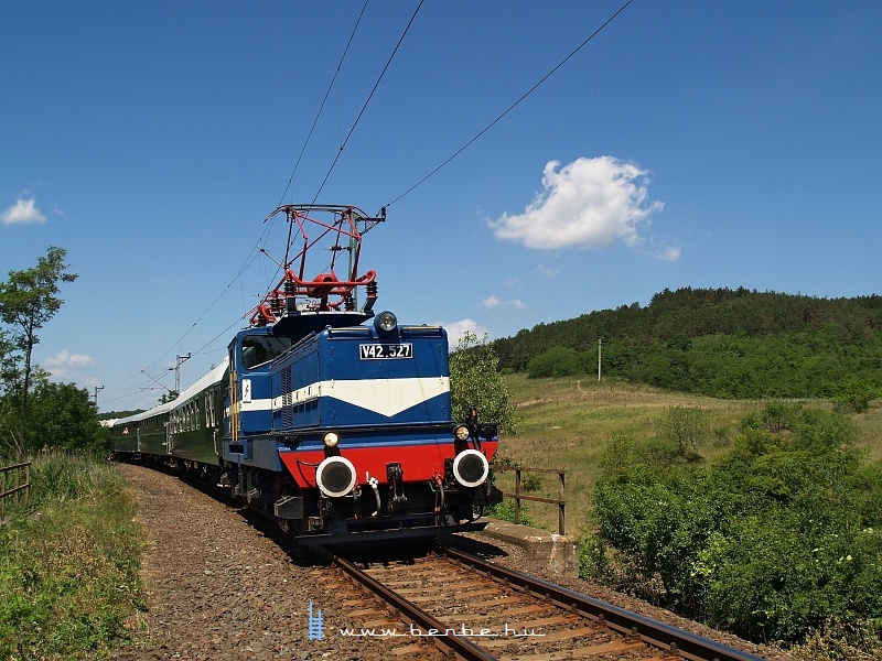 V42 527 Kisnémedinél fotó