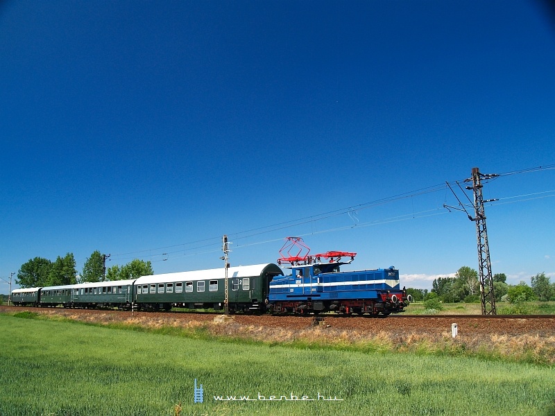 V42 527 Jászberény előtt fotó
