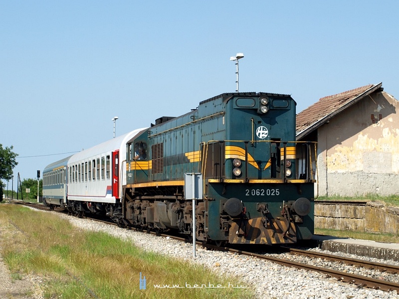 The 2 062 025 at Viskovci stop photo