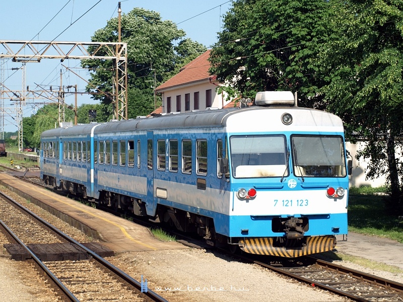 Ez a csatlakozóállomás, a Zágráb-Belgrád fÅ‘vonalról itt ágazik ki az eszéki dÃzeles és a boszniai villamosÃtott vonal. A Dráva egy órás késése miatt egy motorkocsit le tudott itt a Viktor fényképezni. kép 7 121 123 Strizivojna-Vrpolje állomáson fotó