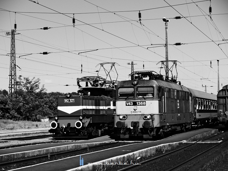 The V42 527 and the V43 1368 at Aszd station photo