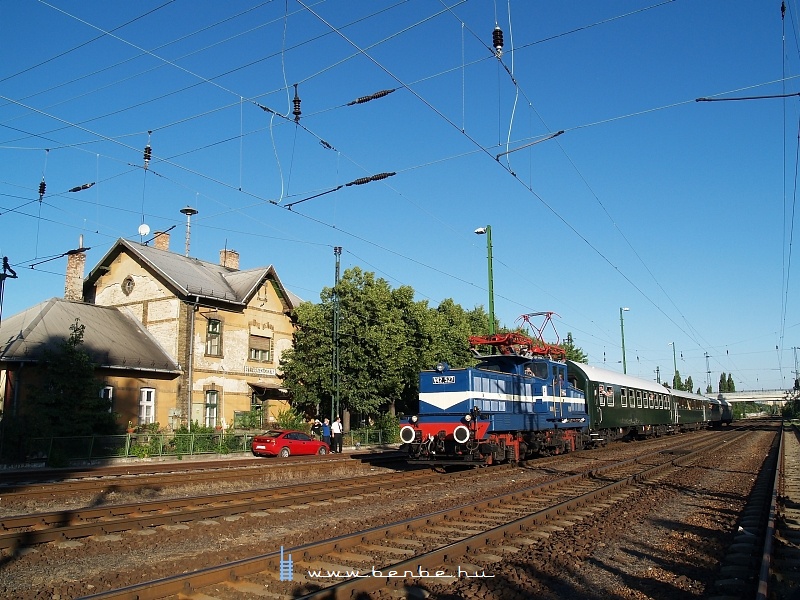 A rákosi delta nem működött volna, ezért a látványosabb és biztonságosabb rákosszentmihályi állomási fotózás mellett döntöttem. Sajnos a Királyvágány kieséséről túl későn értesültem, így nem tudtam fölmérni a rákosi delta lehetőségeit. Ezúton is köszönöm a rákosszentmihályi rendelkezőnek a rugalmasságát! kép V42 527 Rákosszentmihályon fotó