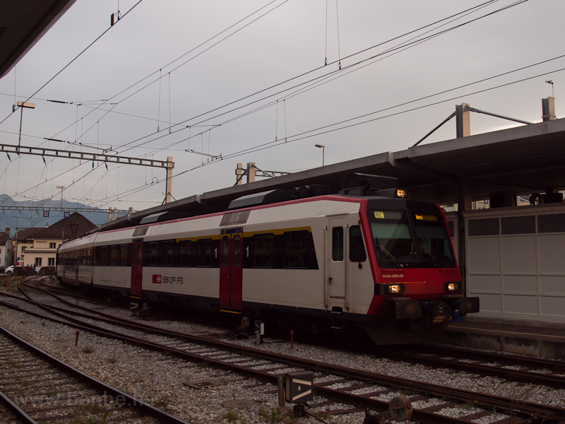 A SBB 560 234-7 Bulle llomson egy Bernbe kszlő RegioExpress szerelvnyeknt fot