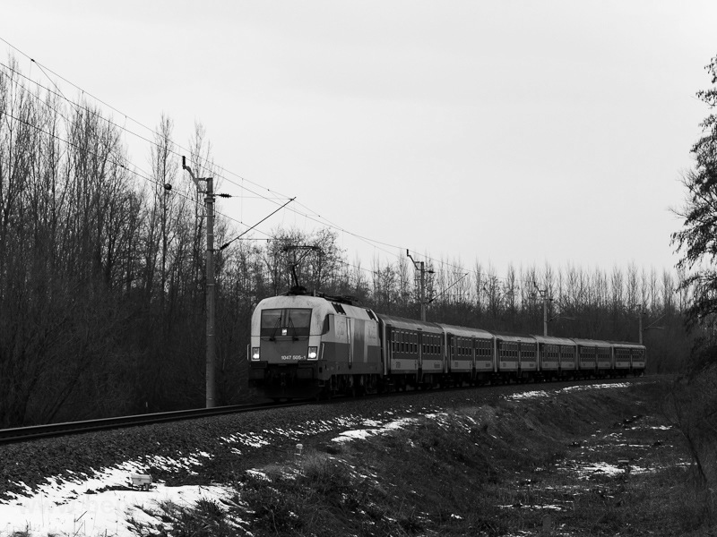 The GYSEV 1047 505-1 without its advertising livery pulling six type Bh cars between Bk and Acsd photo
