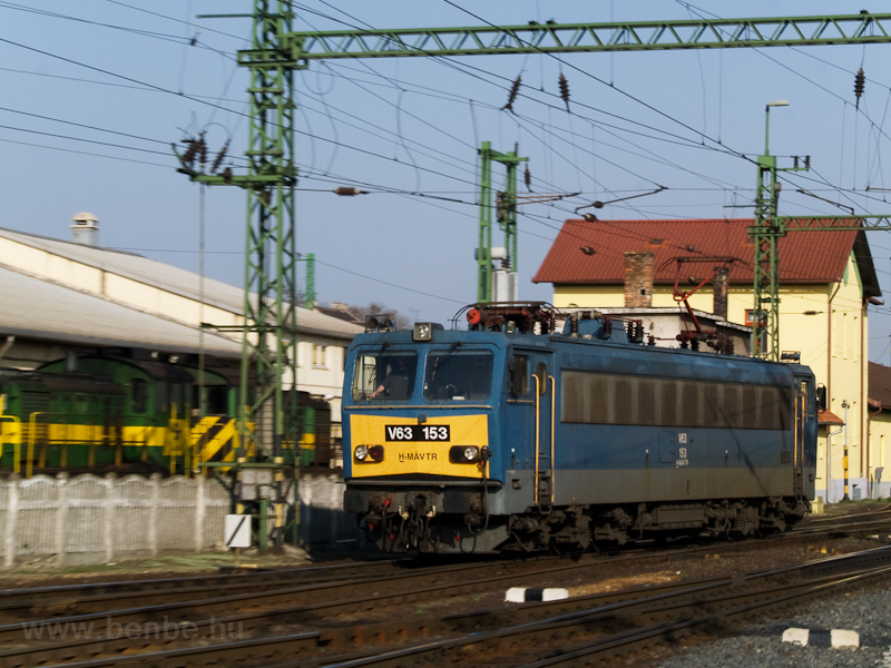 A MV-TR V63 153 jr krbe Sopronban, miutn megrkezett gyorsvonatval Budapestről fot