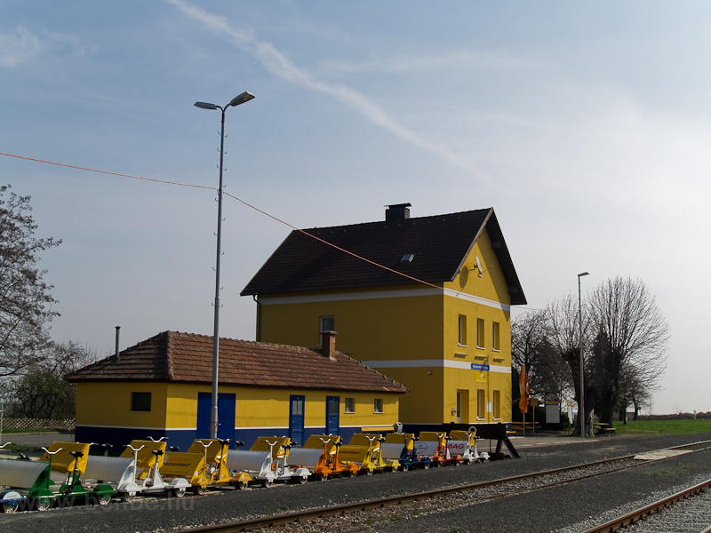 The station building of Sopronnyk-Haracsony (Neckenmarkt-Horitschon, Austria) photo