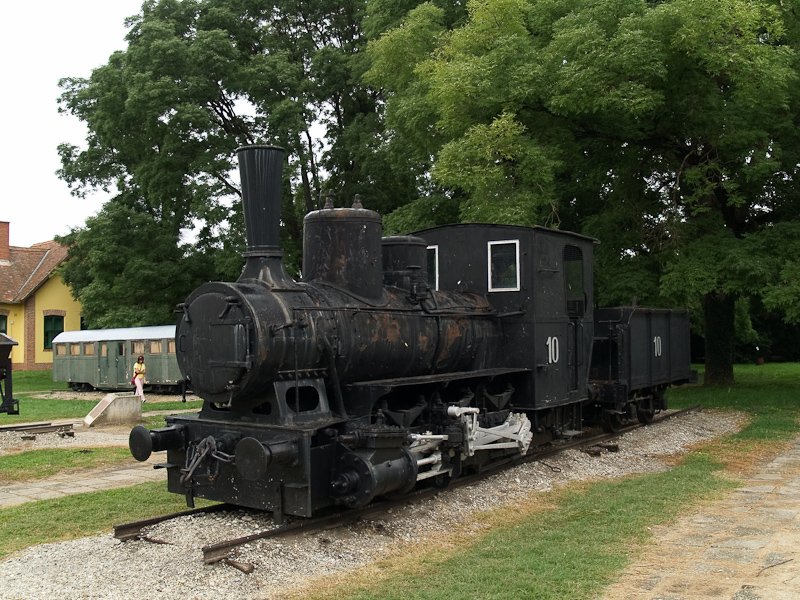 A 10-es plyaszm, 1000 mm nyomkzű, szerkocsis gőzmozdony Nagycenken (ptette a bcsjhelyi Siegl gyr 1870-ben, utljra a Borsodndasdi Lemezgyr kisvastjn zemelt) fot