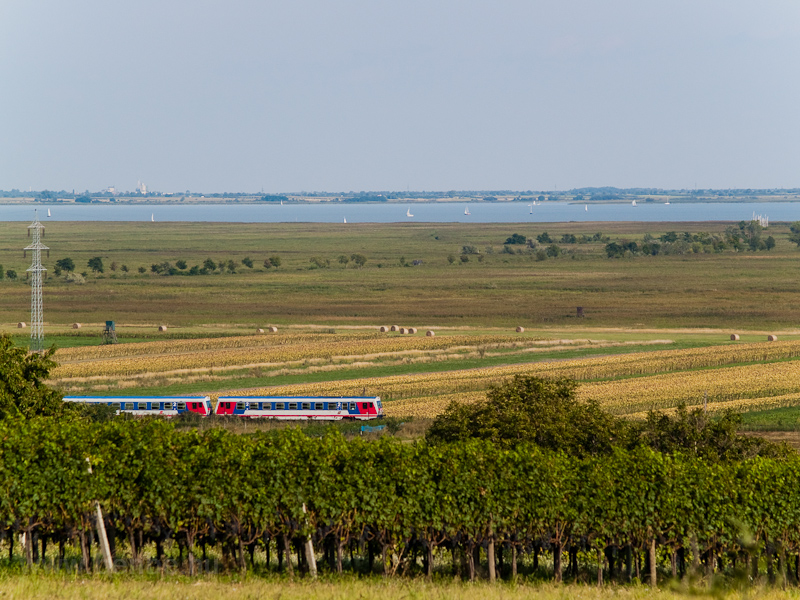 BB class 5047 diesel railcars by the Fertő-t (Neusiedlersee) on the since electrified Vulkapordny-Pozsony local railway (Wulkaprodersdorf-Bratislava) between Fertőszleskt (Breitenbrunn) and Feketevros (Purbach) photo