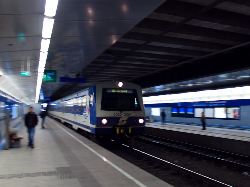 Az BB 6020 212-4 vezrlőkocsi szguld be a bcsi S-Bahn alagt j Hauptbahnhof llomsra fot