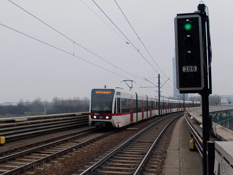 A Wiener Linien 2668 plyaszm, T sorozat metrkocsija az U6-os vonalon Neue Donaunl fot