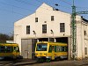 A GYSEV eredeti csuklós motorkocsija, az FHÉV-re beszerzett 5147 512-7 (és másik végén az 511-es) Sopron fűtőházában