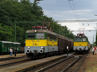 A GYSEV V43 325 tehervonattal és a V43 334 egy személyvonat végén hazatérőben Fertőboz állomáson