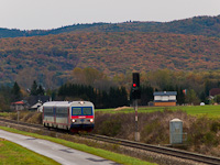 The GYSEV 2446 516 is seen between Lépesfalva-Somfalva and Márczfalva-Fraknónádasd (Marz-Rohrbach)
