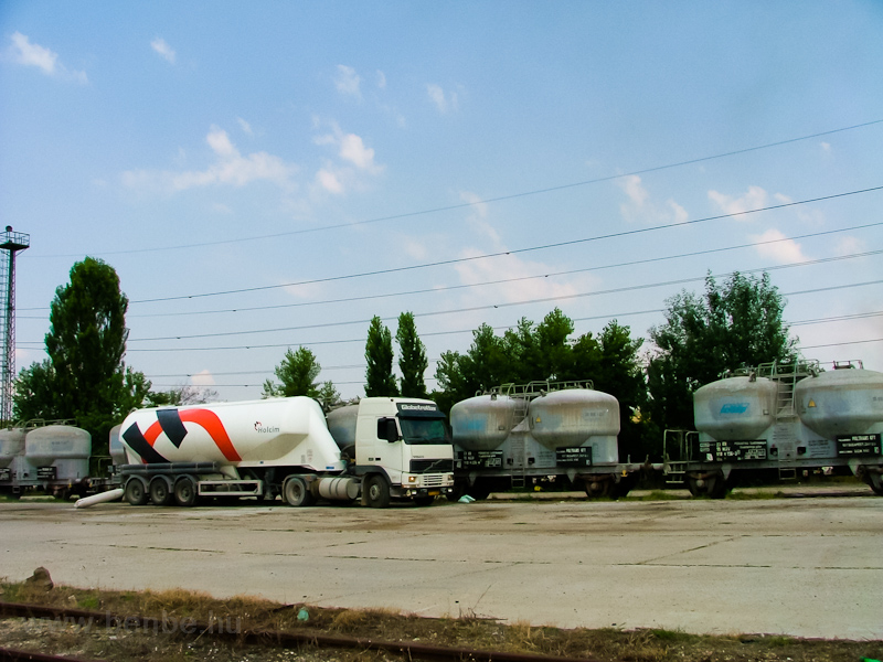 Cement unloading at buda photo
