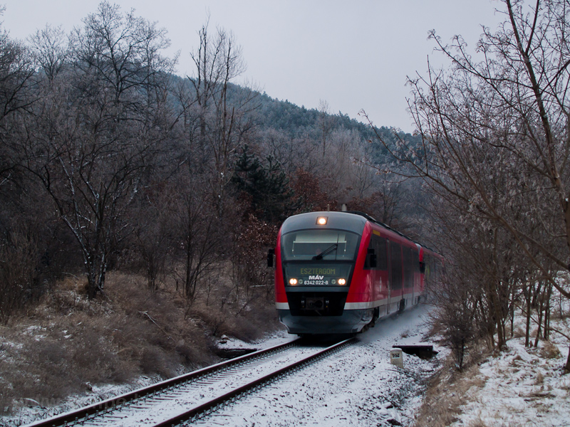 The MV 6342 022-8 seen between Szabadsgliget and Pzmneum photo