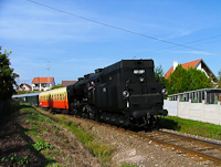 The 424,287 seen hauling a historic train between Szabadságliget and Pilisvörösvár