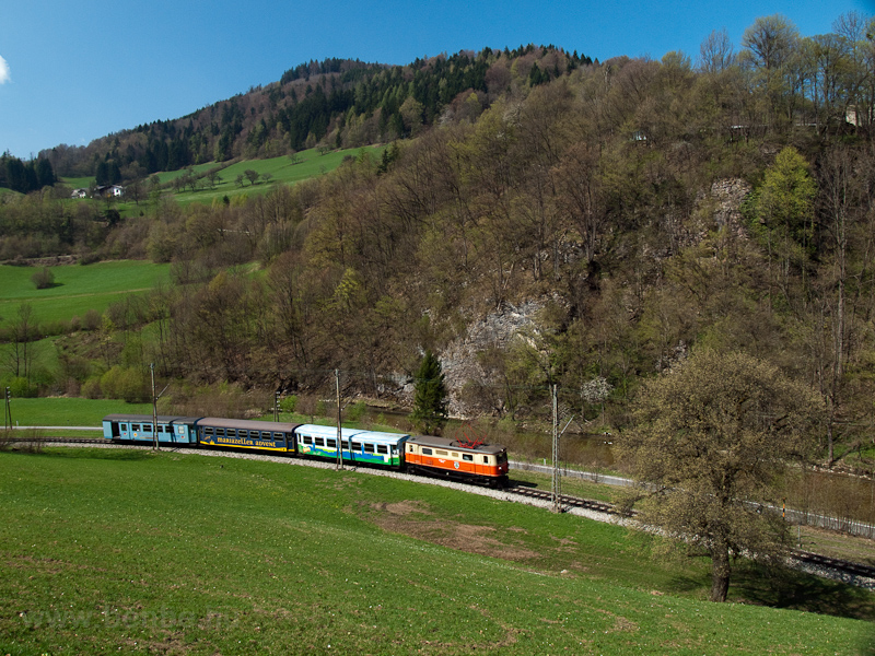 The NVOG 1099 011 seen between Schwarzenbach an der Pielach and Locih with the usual set of carriages of the Dirndltaler photo