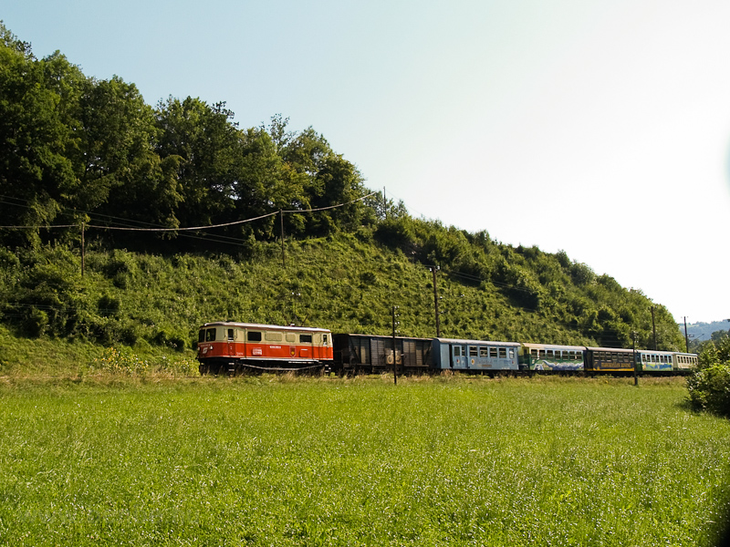 Az BB 1099 010-9 a teljesn reklmvonattal Frankenfelsben fot