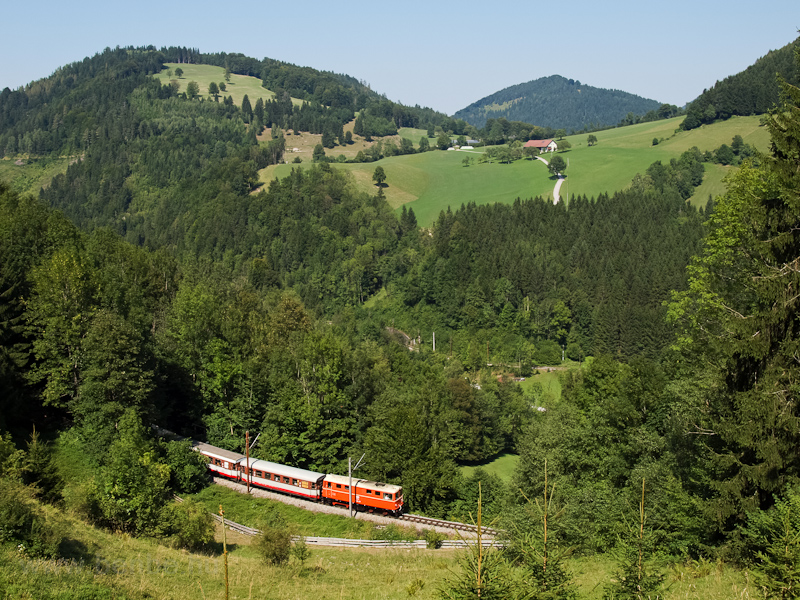 The NVOG 2095.10 is seen heading downwards on the Northern ramp of the Mariazellerbahn-Bergstrecke a few minutes from Laubenbachmhle (between Ober Buchberg and Unter Buchberg, to be exact) photo