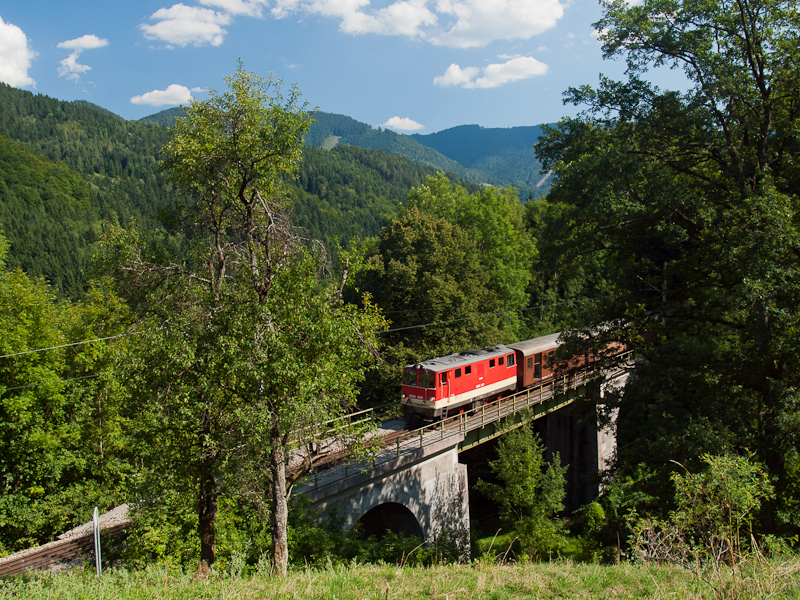 The NVOG 2095.09 is seen on the Weiwasserviadukt between Laubenbachmhle and Winterbach photo