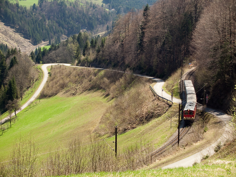 A NVOG 2095.009 kzdi fl magt a Mariazellerbahn-Bergstrecke szaki rmpjra Laubenbachmhle s Winterbach kztt fot