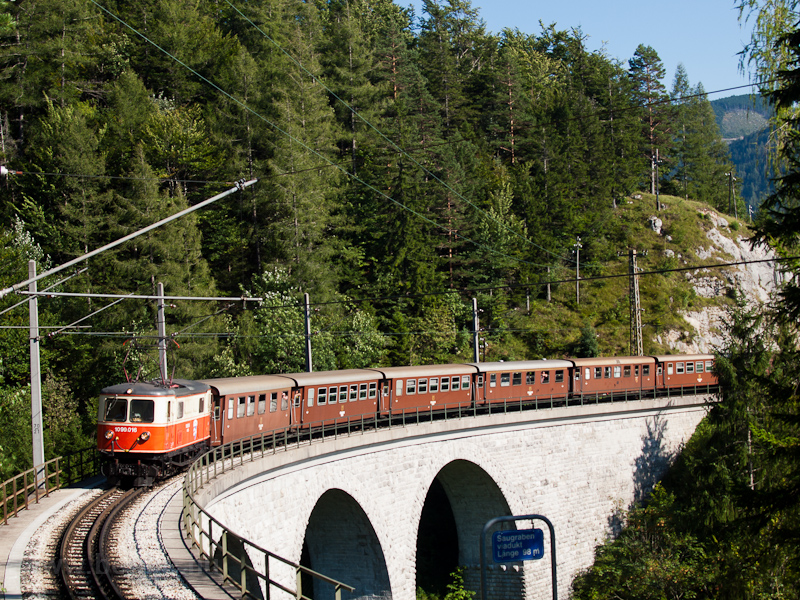 The 1099.016 is seen between Annaberg and Gsing on the Saugrabenviadukt hauling the tscherbr photo