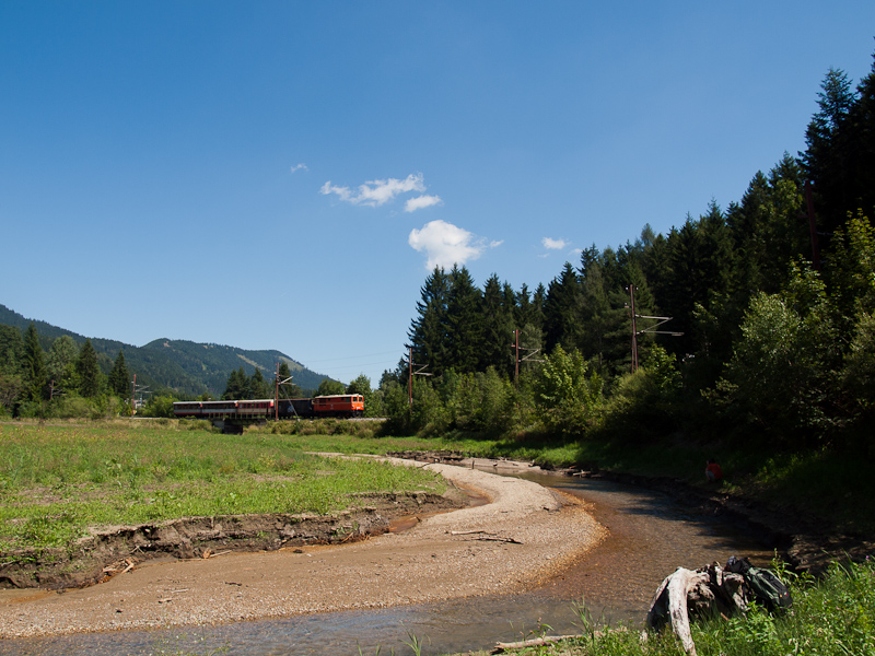 The 2095.10 is hauling a passenger train accross the former place of the Lassing reservoir photo