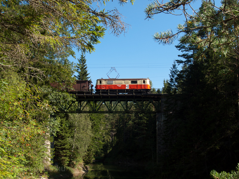 The 1099 001 is seen on the Eselgrabenbrcke between Erlaufklause and Mitterbach photo