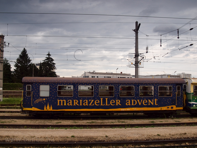 A Mariazellerbahn reklmkocsijai egy sznes, hangulatos szerelvnyt alkottak, tbbnyire a reggel St. Pltenbe kzlekedő Dirndltaler gyorsvonatknt lehetett fotzni őket - a kpen a Mariazeller Advent-kocsi fot
