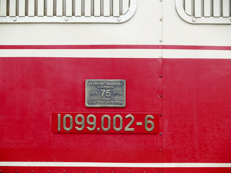 A 75 vnyi villamos vontatst nneplő tbla a 1099.002-6 oldaln fot