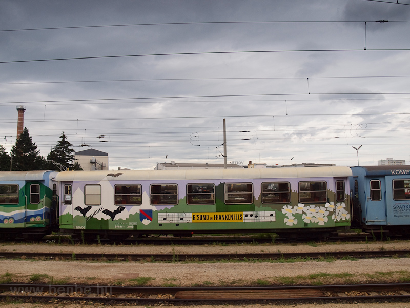 A Mariazellerbahn reklmkocsijai egy sznes, hangulatos szerelvnyt alkottak, tbbnyire a reggel St. Pltenbe kzlekedő Dirndltaler gyorsvonatknt lehetett fotzni őket - a kpen a G'Sund in Frankenfels-kocsi fot