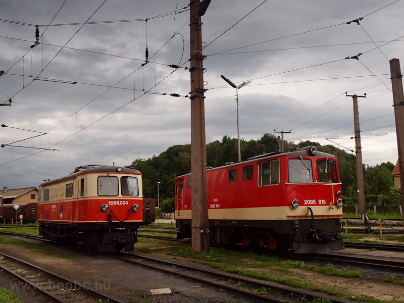 The NVOG 1099 004 and the 2095 015 seen at St. Plten Alpenbahnhof photo