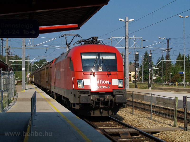 A Railion 182 012-5 tehervonattal St. Plten Hauptbahnhofon fot