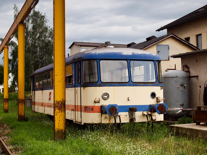 Egy Sinbl tptett BB 5047-ptkocsi St. Plten Alpenbahnhofon fot