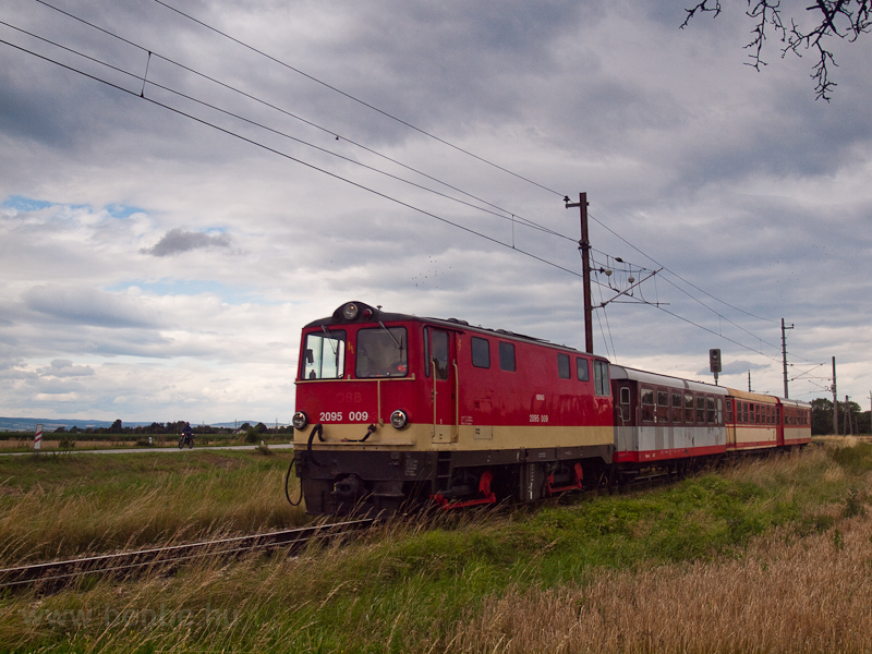 A Krumpezug on the Grode: the NVOG 2095 009 is seen arriving at Klangen hauling a Valousek and two Jaffa-cars photo