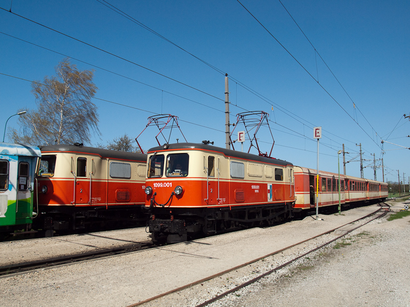 The NVOG 1099.001 is seen arriving in Klangen with a completely Jaffa-coloured train photo