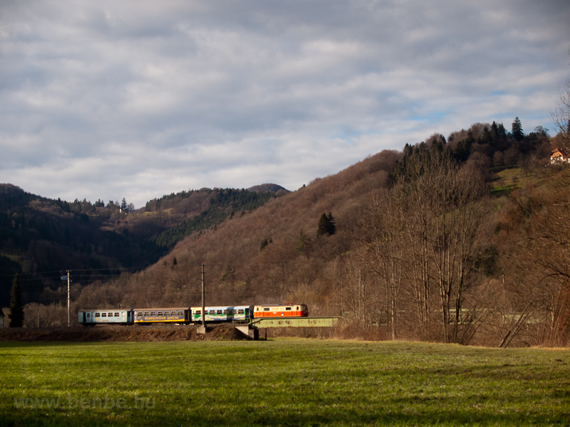 The NVOG 1099.004 is seen on the Pielach-bridge by Steinklamm with the regional train Dirndltaler on its way to Sankt Plten photo