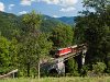 A NVOG 2095.09 kzdi fl magt a Mariazellerbahn-Bergstrecke szaki rmpjra Laubenbachmhle s Winterbach kztt, a Weiwasserviadukton