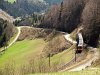A NVOG 2095.009 kzdi fl magt a Mariazellerbahn-Bergstrecke szaki rmpjra Laubenbachmhle s Winterbach kztt