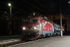 A CFR Calatori 461 043-8 Petrozsény állomáson egy Filiasiból érkezett, alaposan megkésett személyvonattal