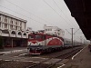 A CFR 477 895-3 a Dacia gyorsvonat élén Déva állomáson, a háttérben a tipikus felvételi épülettel