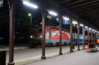 A CFR Calatori 461 043-8 Petrozsény állomáson egy Filiasiból érkezett, alaposan megkésett személyvonattal