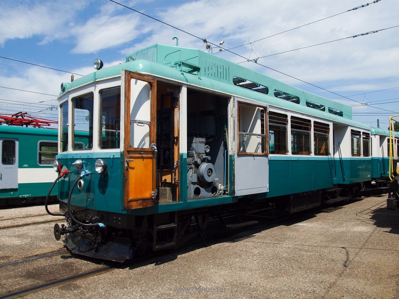 The engine compartment of the ACSEV railcar photo