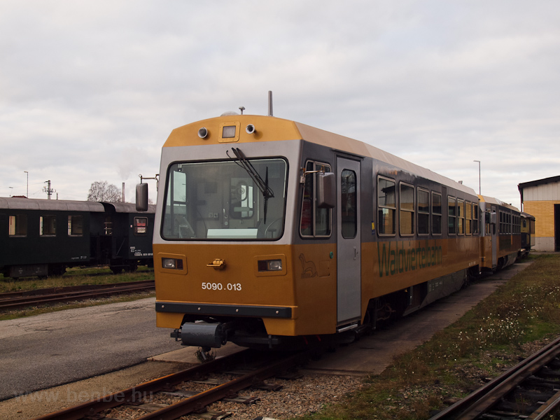 The NVOG golden livery 5090.013 seen at Gmnd depot on the Waldviertlerbahn photo